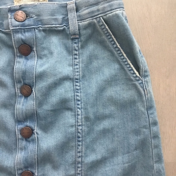 Current/Elliott "Short Sally" Basic Retro Denim Skirt in Light Wash Chambray - Picture 3 of 9